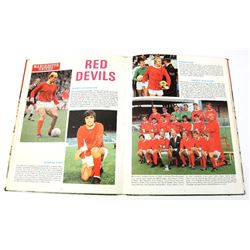Autographs - Large collection of 150+ football autographs in annuals & books signatures including Ge