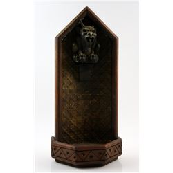 Legend of the Seeker (Television series 2008-2010) - Gargoyle decoration prop and a scabbard from th