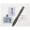 Image 1 : V (American sci-fi series, 2009-2011) - ID cards, knife and immolation pills used to kill the Visito