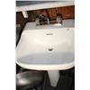 Image 2 : White Pedastal Sink