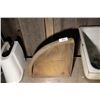 Image 1 : Cast Iron Corner Feed Trough