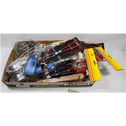 FLAT OF ASSORTED KITCHEN ACCESSORIES.