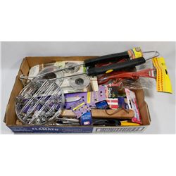 FLAT OF ASSORTED KITCHEN ACCESSORIES.