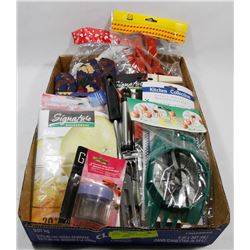 FLAT OF ASSORTED KITCHEN ACCESSORIES.