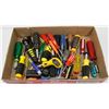 Image 1 : FLAT OF ASSORTED SCREW DRIVERS.