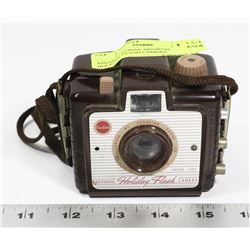 VINTAGE KODAK BROWNIE HOLIDAY FLASH CAMERA
