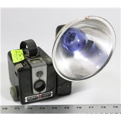 VINTAGE BROWNIE HAWKEYE CAMERA WITH FLASH
