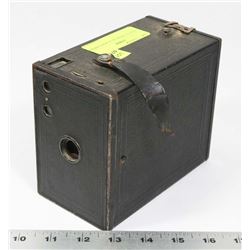 VINTAGE BROWNIE 2A BOX CAMERA