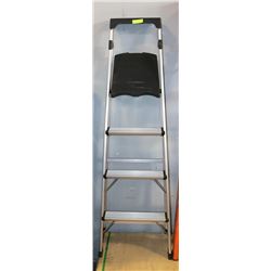 6' ALUMINUM LADDER