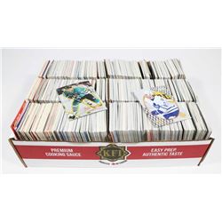 BOX OF APPROX 3000 HOCKEY CARDS.