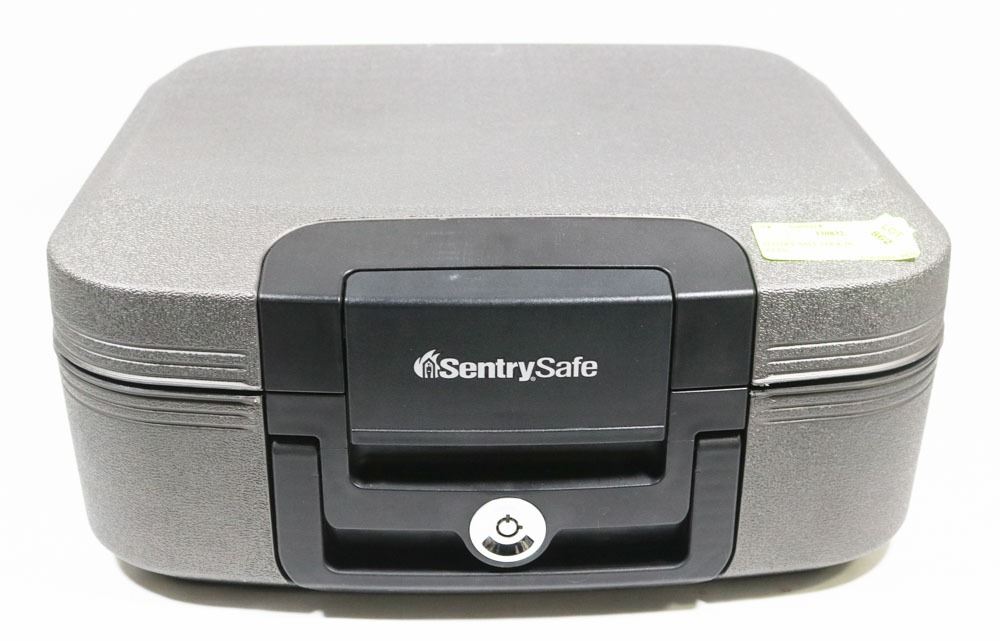 SENTRY SAFE LOCK BOX WITH 2 KEYS. - Kastner Auctions