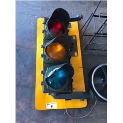 METAL TRAFFIC LIGHT WITH BACK PLATE