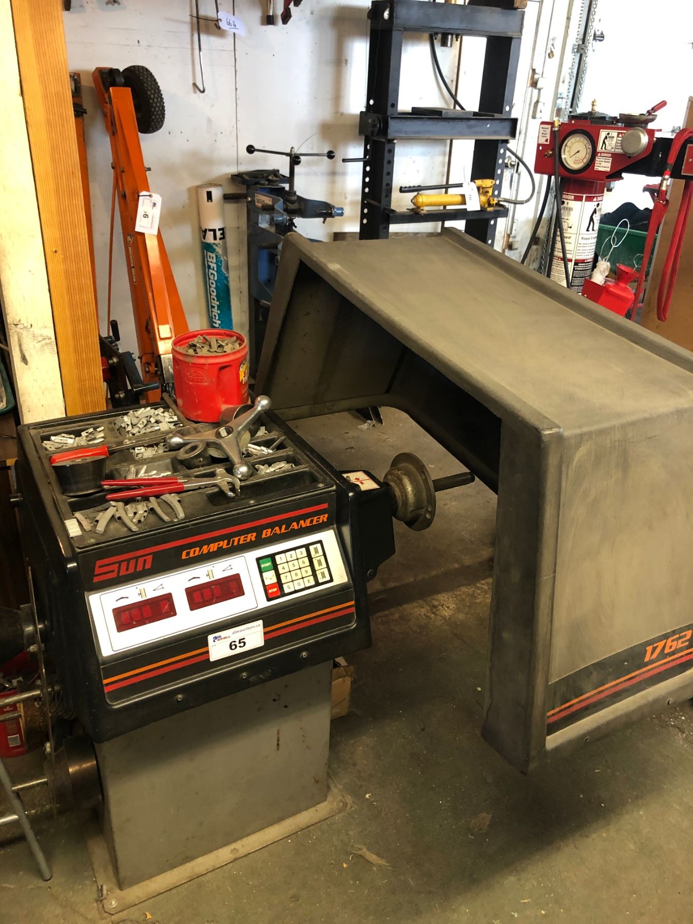 SUN 1762 COMPUTER TIRE BALANCER WITH WEIGHTS