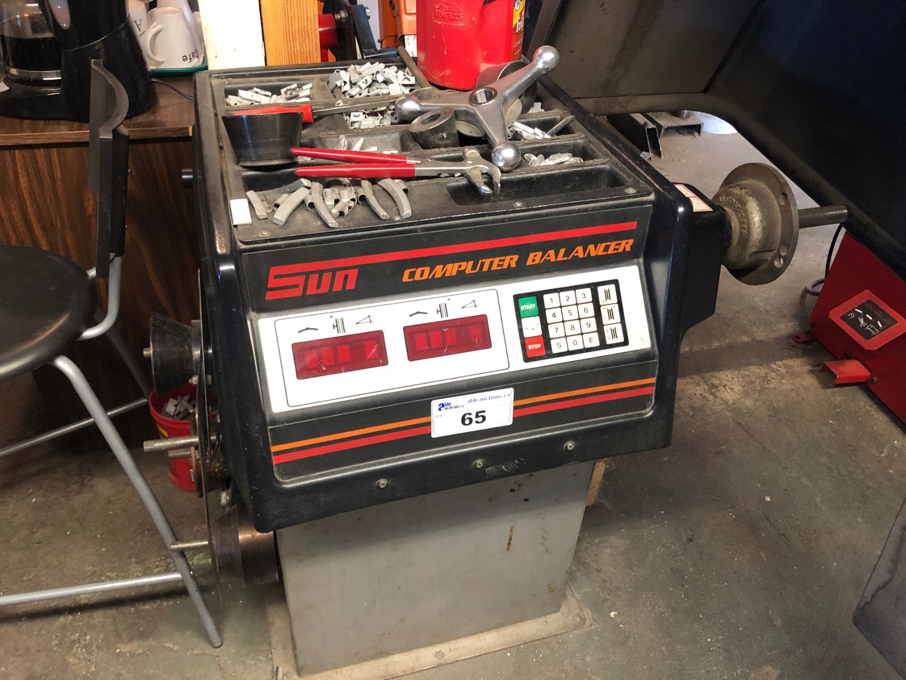 SUN 1762 COMPUTER TIRE BALANCER WITH WEIGHTS