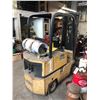 Image 2 : CATERPILLAR T30D 3,000 LB CAPACITY 3 STAGE PROPANE FORKLIFT WITH SIDE SHIFT