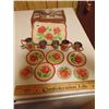 Image 1 : CHILDS' TIN TOY DISHES SET (ROSES PATTERN, LOTS OF PIECES)