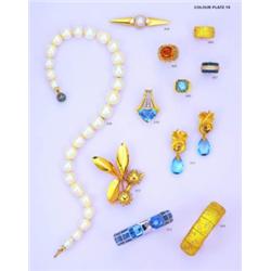 A SOUTH SEA CULTURED PEARL NECKLACE;the slightly ovoid pearls measuring 11.0 mm to 16.5 mm in diamet