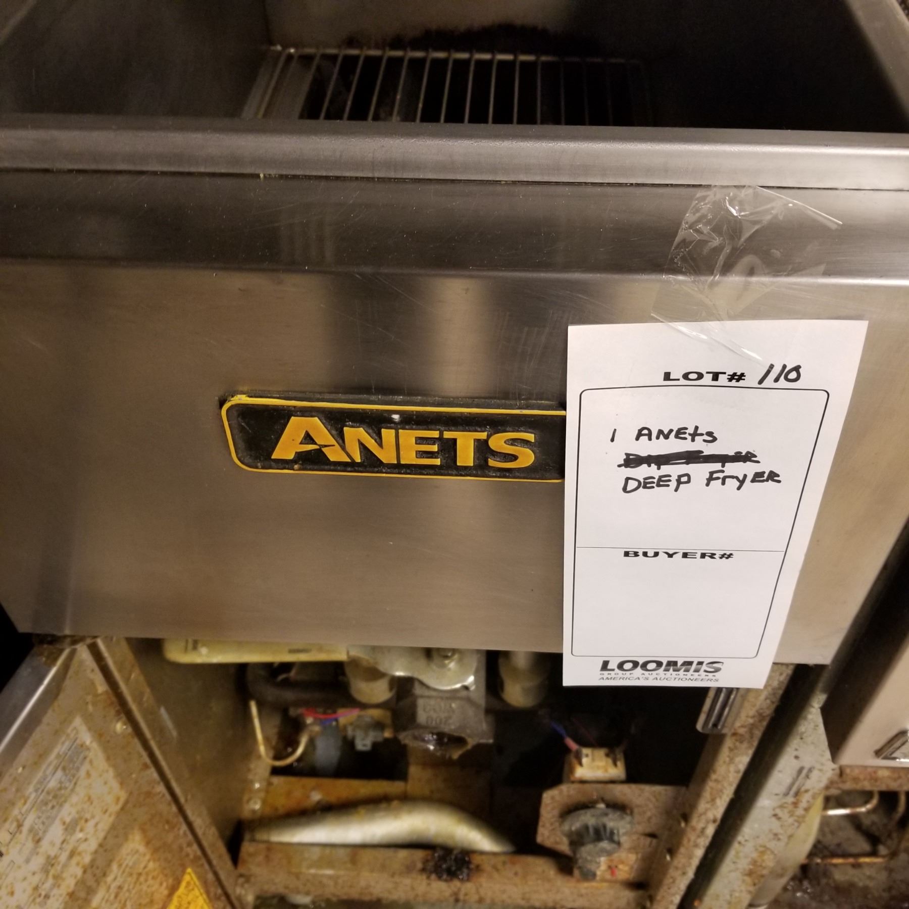 COMMERCIAL DEEP FRYER/GAS/15" X 30" X 46" HEIGHT/NEW COMP APPROX