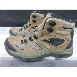 Read Head Hikers size 9w / cust returned / needs laces /like new cond.