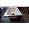 Image 2 : BATHTUB W/ JACUZZI JETS