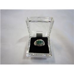 GREEN STONE SET IN MENS RING MARKED 925 SILVER