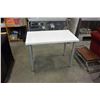 Image 1 : IKEA TABLE