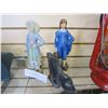 Image 2 : INUIT SOAPSTONE CARVING INCLUDES BLUE BOY AND FRIEND