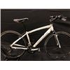 Image 1 : WHITE DIAMONDBACK INSIGHT 24 SPEED HYBRID BIKE (NO FRONT BRAKE)