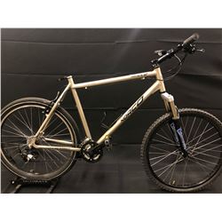 GREY NORCO PINNACLE 21 SPEED FRONT SUSPENSION MOUNTAIN BIKE (NEED FRONT BRAKE/SEAT)