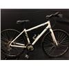 Image 1 : WHITE METROPOLIS ROCKY MOUNTAIN 24 SPEED HYBRID BIKE WITH FULL DISC BRAKES