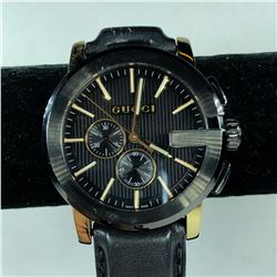 ONE GENTS GUCCI "G-CHRONO" WRISTWATCH, BLACK STAINLESS STEEL CASE WITH YELLOW GOLD PLATED SIDES AND