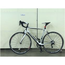 WHITE AND BLACK CANNONDALE SYNAPSE ROAD BIKE