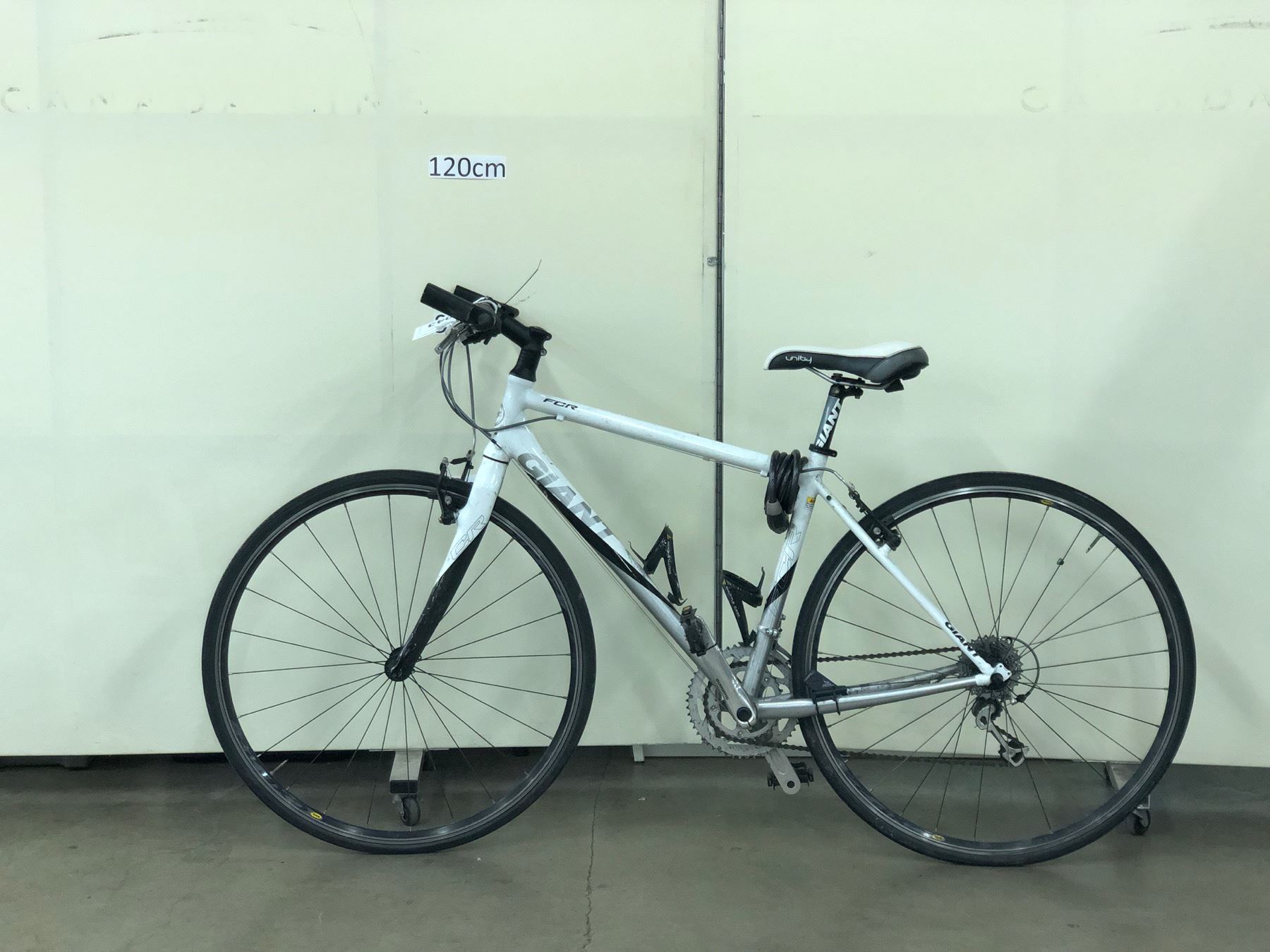 WHITE GIANT FCR ROAD BIKE - Able Auctions