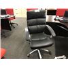 Image 2 : BLACK LEATHER TUFTED MID BACK EXECUTIVE CHAIR