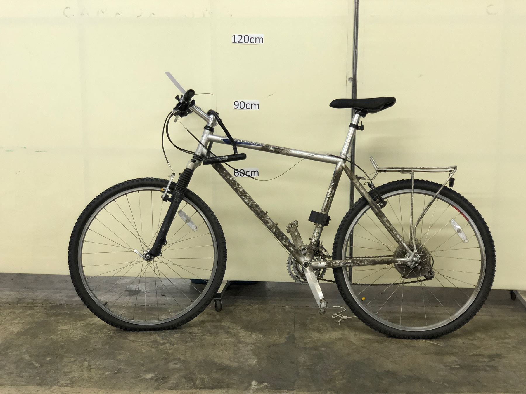 GREY SPECIALIZED ROCKHOPPER FRONT SUSPENSION MOUNTAIN BIKE