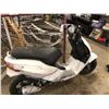 Image 1 : WHITE NO NAME GAS POWERED MOPED