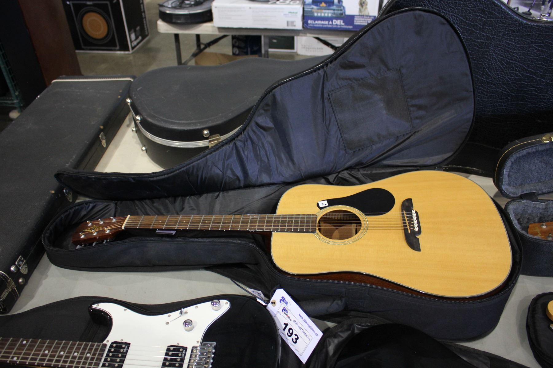 Alvarez Rd8 ALVAREZ RD8 ACOUSTIC GUITAR IN NEW CROSSROCK GIG BAG