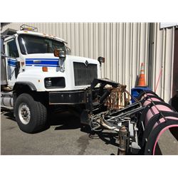 2001 INTERNATIONAL DUMP TRUCK, WHITE, DIESEL, AUTOMATIC, VIN#1HTXHAXT11J013710, 149,540KMS,