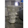 Image 2 : WHITE PEDESTAL