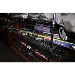 2 PAIRS OF SKIS