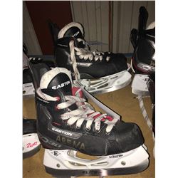 2 PAIR OF EASTON EQ30 HOCKEY SKATES: SIZE 3.1 / 5.8