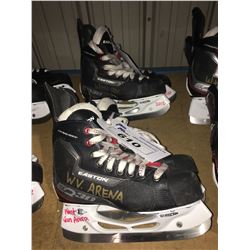 2 PAIR OF EASTON EQ30 HOCKEY SKATES: SIZE 5.5 / 2.9