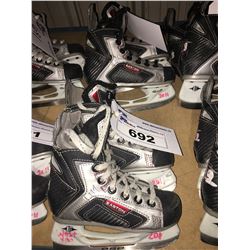 2 PAIR OF EASTON SE10 HOCKEY SKATES: SIZE 11.4 / 11.3