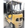 Image 3 : YELLOW YALE GLC060VXNVSE098 5250LBS 3 STAGE SOLID TIRE PROPANE FORKLIFT WITH HEADACHE RACK