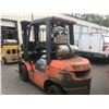 Image 2 : ORANGE TOYOTA 7FGU30 6000LBS 3 STAGE SOLID TIRE PROPANE FORKLIFT WITH HEADACHE RACK