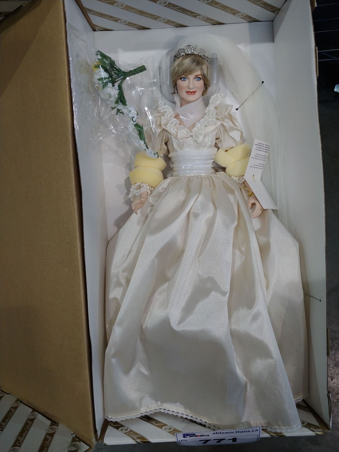 THE FRANKLIN MINT PRINCESS DIANA WEDDING EDITION PORCELAIN COLLECTOR'S DOLL