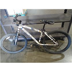 WHITE ROCKY MOUNTAIN FUSION 24 SPEED MOUNTAIN BIKE WITH REAR DISC BRAKE