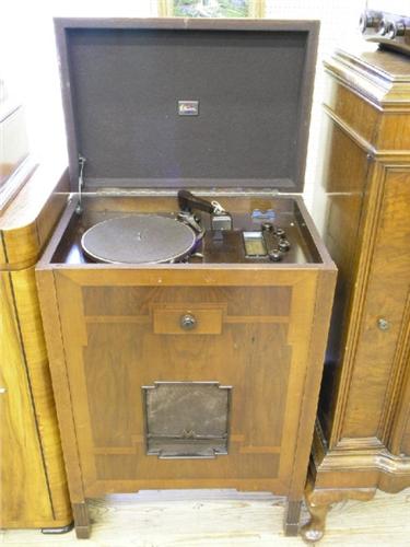 A 1930's Marconi Model 286 walnut console radiogram, with Bakelite pick ...