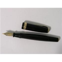A 1930's Parker Senior Maxima vacuumatic fountain pen, with pearl section and black finish, gold rin