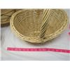 Image 13 : LOT OF 5 WICKER (OWL, BASKET, 3 TIER SHELF & 2 CUPS)